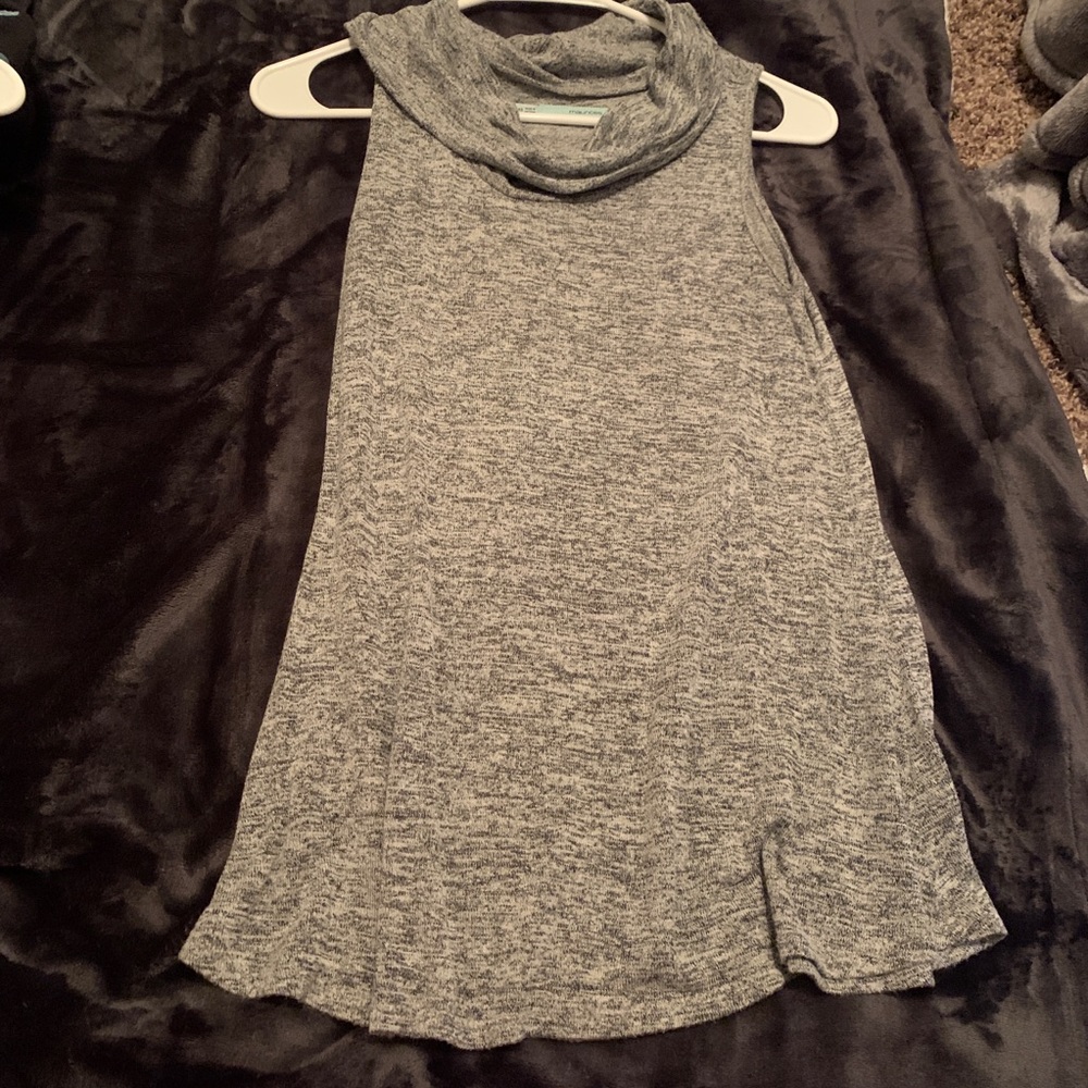 gray tank top